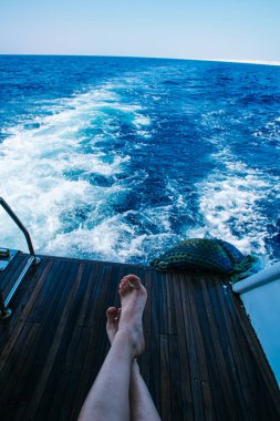 İki kadın bacaklar dalgalar sonra yat bakan. Gemide durdurmak. Chervone deniz, Sharm el Sheikh. Mısır. Bir gemide yolculuk.
