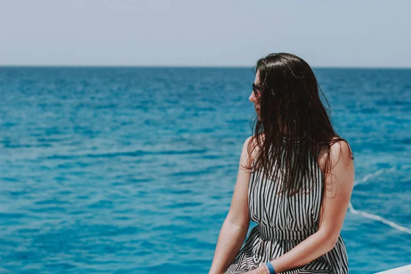 Girl Black White Dress Geometric Strip Dissolved Hair Journey Boat — Stock Photo, Image