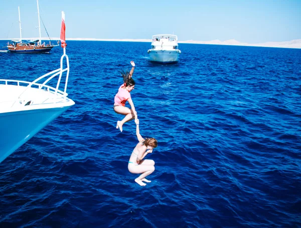 Deux Filles Plongeant Dans Eau Par Nez Yacht Mer Rouge — Photo
