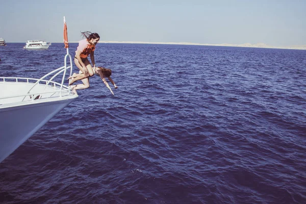 Deux Filles Plongeant Dans Eau Par Nez Yacht Mer Rouge — Photo