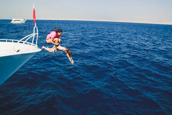 Δύο Κορίτσια Καταδύσεις Στο Νερό Από Μύτη Του Σκάφους Ερυθρά — Φωτογραφία Αρχείου