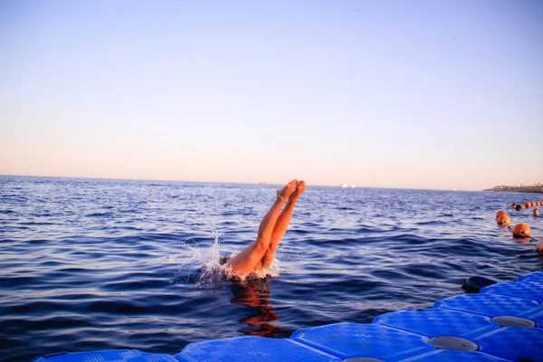 Fille Bikini Bleu Plonge Dans Eau Saut Dans Mer Rouge — Photo