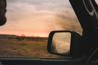 Yol araba penceresinden. Ukrayna dili Karpat Dağları geç sonbaharda. Dağlara giden yol. Seyahat.