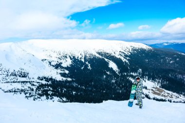 Snowboard kışın Karpat Dağları'nda. Üstten Dragobrat görünüm. Kar kış masal bırakır. Seyahat