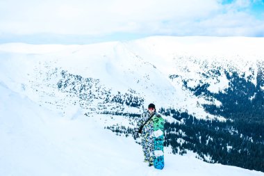 Snowboard kışın Karpat Dağları'nda. Üstten Dragobrat görünüm. Kar kış masal bırakır. Seyahat
