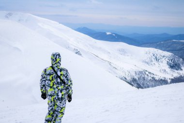 Kayakçı kış Karpat Dağlarında. Üstten Dragobrat görünüm. Kar kış masal bırakır. Seyahat