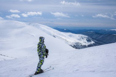 Kayakçı kış Karpat Dağlarında. Üstten Dragobrat görünüm. Kar kış masal bırakır. Seyahat