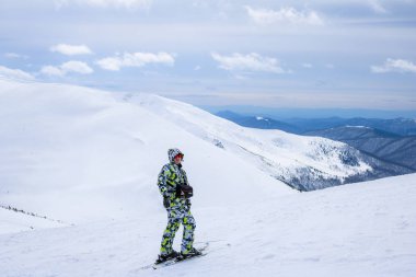 Kayakçı kış Karpat Dağlarında. Üstten Dragobrat görünüm. Kar kış masal bırakır. Seyahat