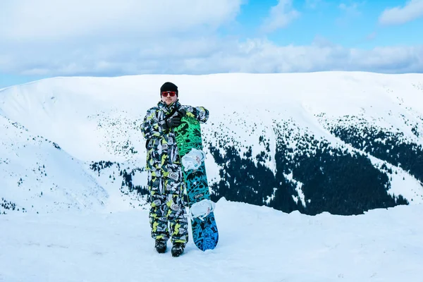 Snowboardista Karpatských Horách Zimě Dragobrat Pohled Shora Sníh Klesne Zimní — Stock fotografie