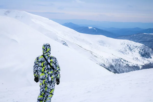 Narciarz Górach Karpackich Zimie Dragobrat Widok Góry Śnieg Spadnie Zimowa — Zdjęcie stockowe