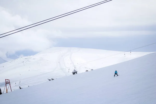 冬のカルパティア山脈でスキーヤー 頂上からの眺めを Dragobrat 雪は冬のおとぎ話を削除します — ストック写真
