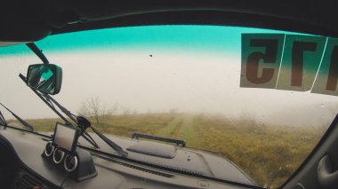Dağlarda araba ile seyahat. Offroad sisli dağlar ve ormanlar Ukrayna Karpatlar, üstünde belgili tanımlık pencere görünümünden