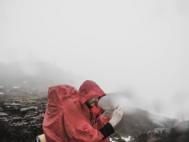 Adam dağın zirvesinde siste fotoğraf olun. Gezgin gizli dağlar. Ukraynalı Karpat Dağları.