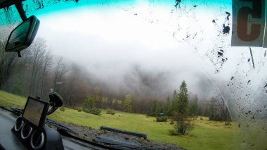 Dağlarda araba ile seyahat. Offroad sisli dağlar ve ormanlar Ukrayna Karpatlar, üstünde belgili tanımlık pencere görünümünden