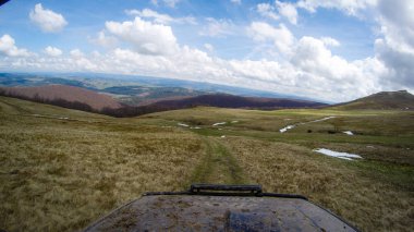 Araba ile Ukrayna Karpatlar seyahat. Hood araba ve dağ manzaralı. Offroad