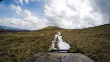 Araba ile Ukrayna Karpatlar seyahat. Hood araba ve dağ manzaralı. Offroad