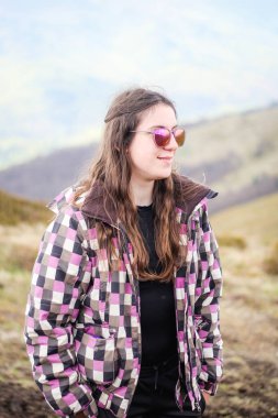 Dağlarda çok şanslı bir kız portresi. Ukraynalı doğal Karpatlar. Dağ gezisi. Arkadaş grubu seyahat. Üst manzaraları. Ağaçlar. Sonbahar