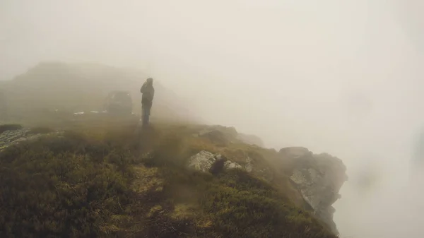 Хлопець Тумані Вершині Гори Мандрівник Таємні Гір Українських Карпат — стокове фото