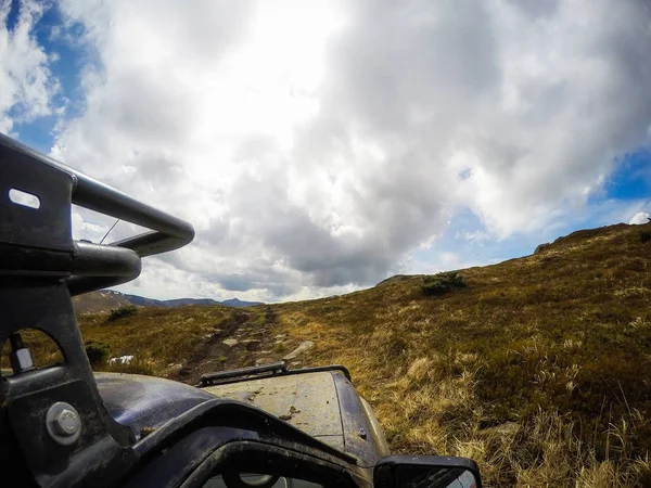 Viaje Carro Pelas Montanhas Offroad Vista Janela Nas Montanhas Nebulosas — Fotografia de Stock