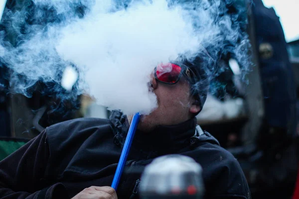 Ten Člověk Vydechuje Kouř Kouření Vodní Dýmky Traveler Ukrajinské Karpaty — Stock fotografie
