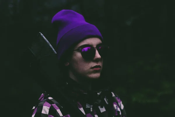 紫の帽子 のブルネット 森の中の肖像画 山スキー用のジャケットの写真 暗い背景 ウクライナのカルパティア山脈 旅行者 — ストック写真