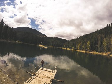 Sonbahar ve ilkbahar dağlarda. Ukraynalı Karpat Dağları. Doğa. Ağaçlar ve dağlar. Seyahat