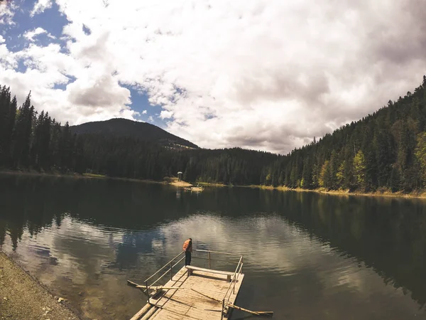 Sonbahar ve ilkbahar dağlarda. Ukraynalı Karpat Dağları. Doğa. Ağaçlar ve dağlar. Seyahat