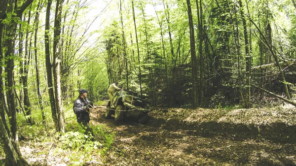 Viajando Carro Nas Montanhas Expedição Ucraniana Fronteira Dos Cárpatos Abril — Fotografia de Stock