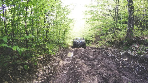 Viajando Carro Nas Montanhas Expedição Ucraniana Fronteira Dos Cárpatos Abril — Fotografia de Stock