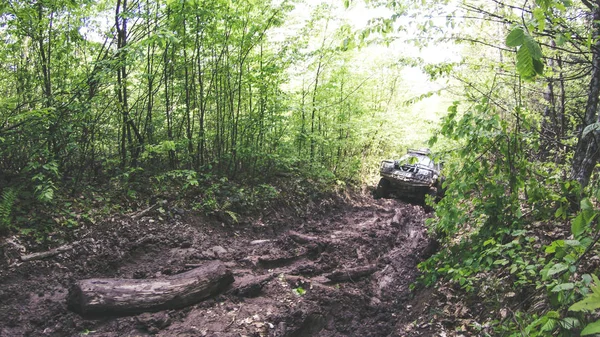 Viajando Carro Nas Montanhas Expedição Ucraniana Fronteira Dos Cárpatos Abril — Fotografia de Stock