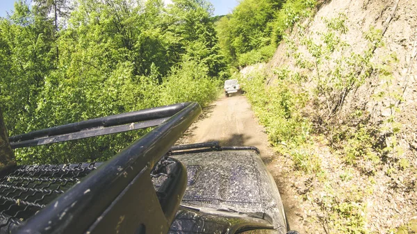 在山里开车旅行 乌克兰远征 喀尔巴泰边界 2018年4月 越野车 上衣的美 乌克兰喀尔巴泰山脉 — 图库照片