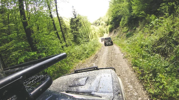 在山里开车旅行 乌克兰远征 喀尔巴泰边界 2018年4月 越野车 上衣的美 乌克兰喀尔巴泰山脉 — 图库照片