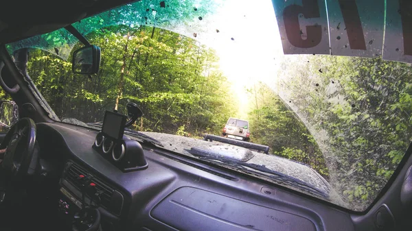 Viajando Carro Nas Montanhas Expedição Ucraniana Fronteira Dos Cárpatos Abril — Fotografia de Stock