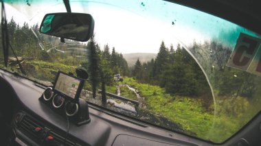 Dağlarda araba ile seyahat. Ukraynalı seferi 