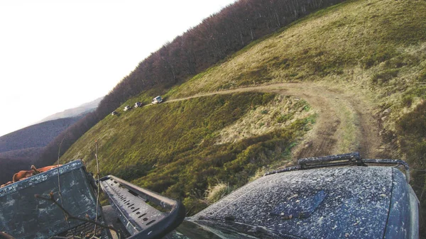 在山里开车旅行 乌克兰远征 喀尔巴泰边界 2018年4月 越野车 上衣的美 乌克兰喀尔巴泰山脉 — 图库照片