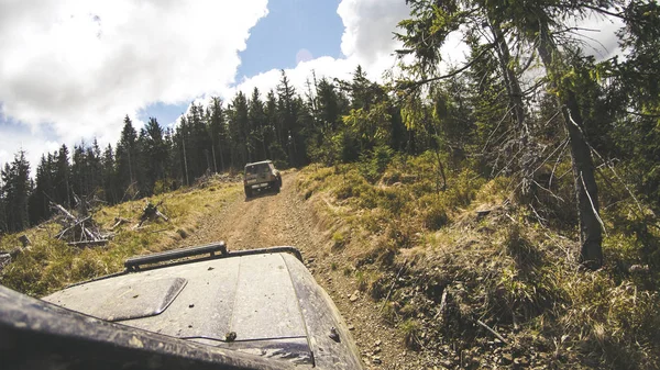 Viajando Carro Nas Montanhas Expedição Ucraniana Fronteira Dos Cárpatos Abril — Fotografia de Stock