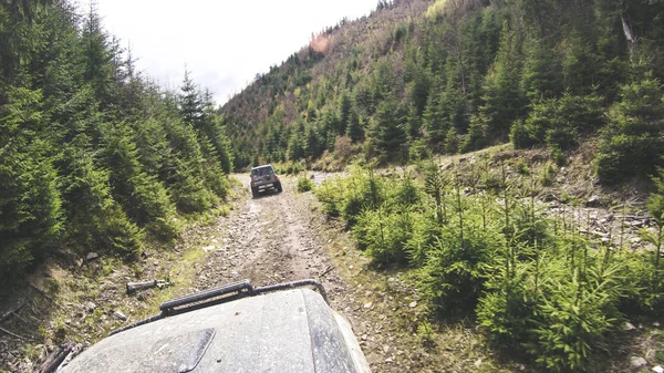 在山里开车旅行 乌克兰远征 喀尔巴泰边界 2018年4月 越野车 上衣的美 乌克兰喀尔巴泰山脉 — 图库照片