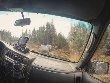 Dağlarda araba ile seyahat. Offroad. Dağlar ve Ukraynaca Karpatlar ormanların penceresinden görünümü. Kirli cip.