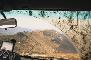 Dağlarda araba ile seyahat. Offroad. Dağlar ve Ukraynaca Karpatlar ormanların penceresinden görünümü. Kirli cip.