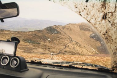 Dağlarda araba ile seyahat. Offroad. Dağlar ve Ukraynaca Karpatlar ormanların penceresinden görünümü. Kirli cip.