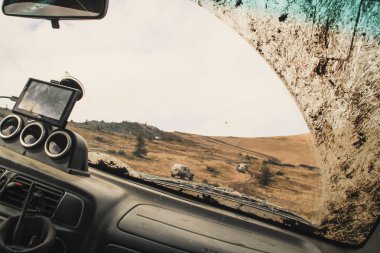 Dağlarda araba ile seyahat. Offroad. Dağlar ve Ukraynaca Karpatlar ormanların penceresinden görünümü. Kirli cip.