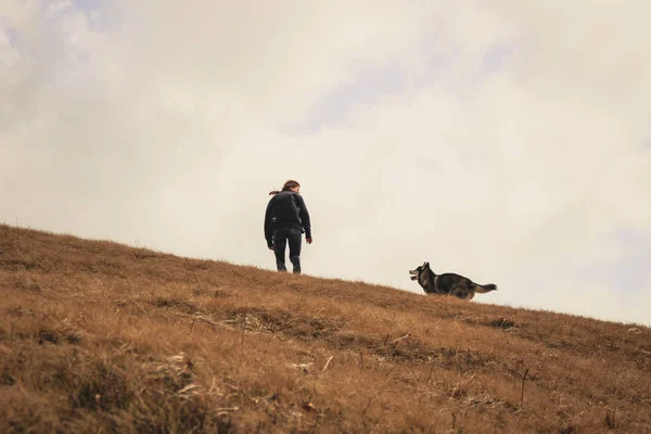 Uma Menina Brinca Com Cachorro Husky Topo Colina Montanhas Cárpatas — Fotografia de Stock