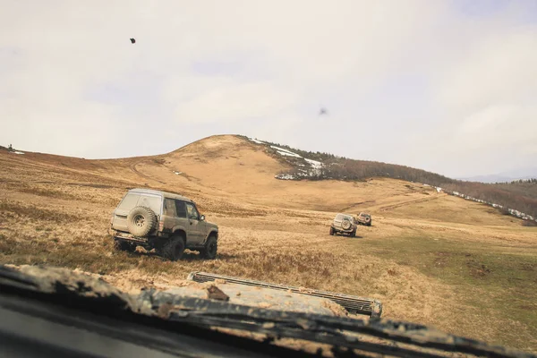 在山里开车旅行 从窗口可以看到乌克兰喀尔巴泰人的山脉和森林 肮脏的吉普车 — 图库照片