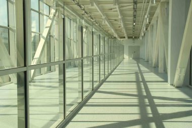 Beyaz duvarları Havaalanı. Reklam için yer. Mimarisi. Yapıları ve ayrıntılar. Kiev. Ukrayna.