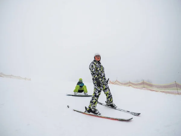 스키장에서 친구의 스노우 보더와 스키어 우크라이나어 산맥입니다 여자와 — 스톡 사진