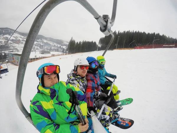 Uma Equipa Amigos Cavalgar Numa Estação Esqui Snowboarders Esquiadores Montanhas — Fotografia de Stock