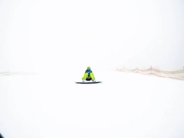 友人のスキー リゾートの乗馬のチーム スノーボーダーとスキーヤー ウクライナのカルパティア山脈 少女と男 — ストック写真
