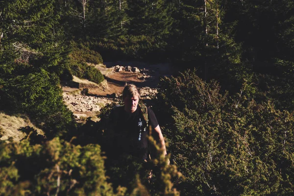 Чоловік Їде Українських Карпатах Гора Подорожі Військових Тактичних Одяг — стокове фото