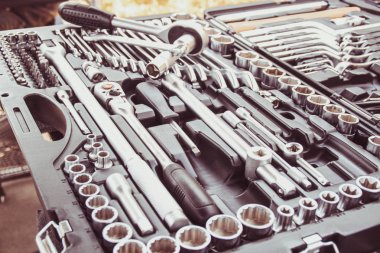 Makineler ve tesisler için bavul onarım araçları. Fındık, püskürtme, çekiç ve daha fazlası.