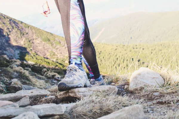 Turista Nas Montanhas Sapatos Turísticos Uma Pedra Mulher Sobe Montanha — Fotografia de Stock